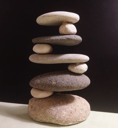 Rock Sculptures Garden Stone Art, Rock Decor Home, Stone Decoration Ideas, Stone Crafts Ideas Home Decor, Heart Rocks Display Ideas, Rock Art Ideas River Stones, Crafts With Rocks, Rock Display Ideas Diy, Things To Do With Rocks