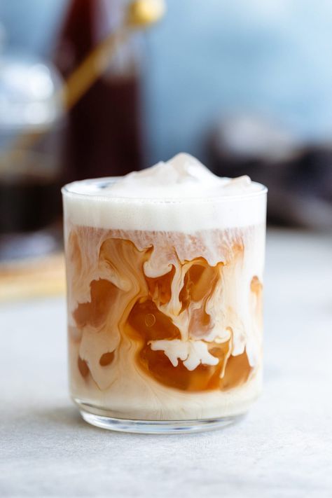 This Starbucks Copycat Iced London Fog Tea Latte is made with Earl Grey tea and cashew milk. It can be made with regular or decaf coffee, based on your preference! It's great for hot summer days or even cold winter days because of the bergamot flavor earl grey has. Do you like cold drinks when it's cold out just like me? This one's my favorite, you'll love it! Iced London Fog, London Fog Latte, London Fog Tea Latte, Earl Grey Latte, London Fog Tea, London Tea, Cashew Milk, Decaf Coffee, Lavender Tea