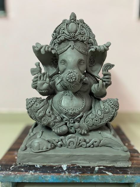 Hindu Clay Art, Ganesh Idol With Clay, Ganesha Idol Clay Making, Handmade Ganpati Idol, Ganesha Idol Clay, Clay Ganesha Handmade, Ganesha Clay Art, Ganesha Craft, Ganapati Painting