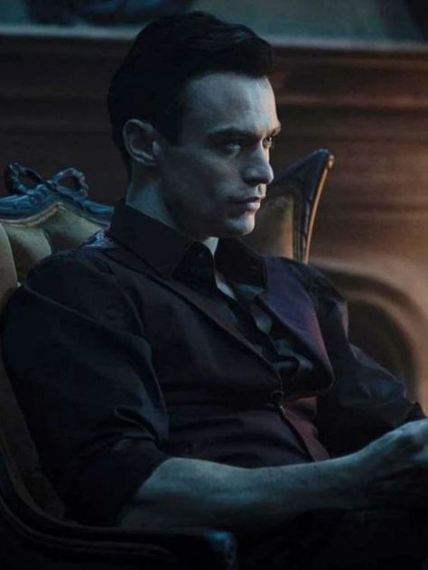 Walter Deville The Invitation, The Invitation Walter Deville, The Invitation Movie 2022 Walter, The Invitation Movie 2022 Aesthetic, The Invitation Movie 2022, Thomas Doherty The Invitation, Walter Deville, Remi Malek, Vampire Boyfriend