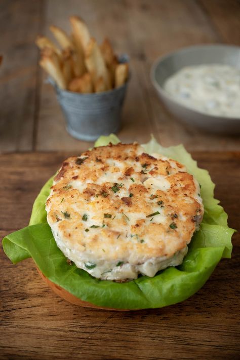 The most flavorful fish burger that is also the most easy. These tilapia burgers are gluten-free, low carb and freeze really well. A healthy fish sandwich that is served with the best homemade tartar sauce recipe.#fishburger #tilapiasandwich #fishsandwich Burger Patties Recipe, Crappie Recipe, Fish Burger Recipe, Healthy Fish Dinners, Healthy Tilapia, Burger Patty Recipe, Fish Burgers, Tartar Sauce Recipe, Healthy Fish Tacos