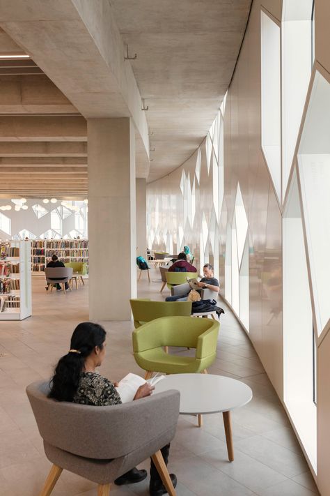 Calgary Public Library by Snohetta - communal reading space Library Skylight, Snohetta Architecture, Library Furniture Design, Public Library Design, Library Interior, Library Architecture, Library Furniture, Modern Library, Central Library