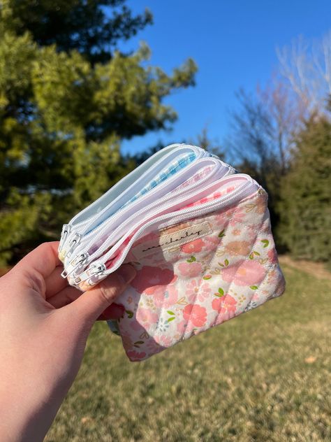 Pouch Stitching, Sewn Coin Purse, How To Make A Makeup Bag, Mini Bag Pack, Fabric Purse, Coin Pouch Aesthetic, Quilt Purse, Handmade Wallet, Tiny Zipper Pouch Pattern