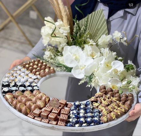 Chocolate Taal, Chocolate Presentation Ideas, Chocolate Tray Decoration Wedding, Chocolate Tray Decoration, Wedding Chocolate Decoration, Luxury Gift Basket, Wedding Gift Hampers, Catering Food Displays, Wedding Snacks