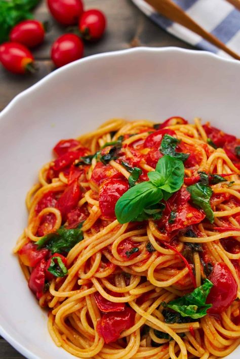 BEST Pomodoro Sauce with Spaghetti (Pasta Pomodoro) Italian Summer Pasta, Best Italian Pasta Recipes, Spaghetti Al Pomodoro, Pomodoro Sauce, Spaghetti Squash Recipes Easy, Easy Homemade Pasta, Pasta Pomodoro, Asian Noodle Dishes, Make Pasta