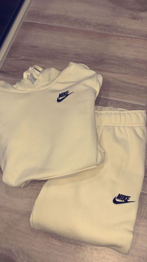 Nike Sweat Sets, Nike Sweatpants Outfit, Nike Sets, Sweat Suits Outfits, Nike Trainer, Looks Rihanna, Nike Set, Stile Hijab, Teen Swag Outfits