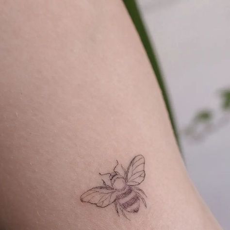 Bee Tattoo Dainty, Small Simple Fine Line Tattoos, Micro Bee Tattoo, Small Honeybee Tattoo, Minimalist Fine Line Tattoo, Carpenter Bee Tattoo, Fineline Bee Tattoo, Bee Fine Line Tattoo, Bee Tattoo Outline