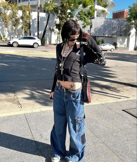 Deftones Gf Outfit, Grunge Pants Outfit, Alt Outfits Jeans, Early 2000s Grunge Fashion, Dirtbag Aesthetic Outfits, 2000 Grunge Outfits, Low Rise Pants Outfit, Early 2000s Grunge, Outfit Grunge