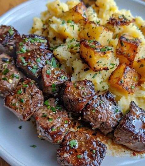 grandma’s Cooking recipes🍗🥩 | GARLIC BUTTER STEAK BITES AND CHEESY SMASHED POTATOES 🥩🧀 | Facebook Super Food Recipes, Soup Recipes Simple, Easy Garlic Butter, Garlic Butter Steak Bites, Butter Steak Bites, Steak And Potatoes, Butter Steak, Grandma's Kitchen, Garlic Butter Steak