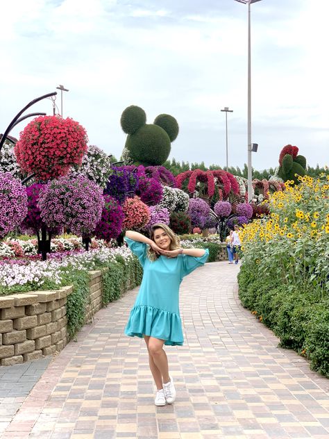 Dubai Miracle Garden Poses, Miracle Garden Dubai Couple Photography, Miracle Garden Dubai Photoshoot, Miracle Garden Photo Ideas, Miracle Garden Dubai Photography, Miracle Garden Dubai Outfit, Dubai Holiday Outfits, Dubai Moodboard, Dubai Vacation Outfits