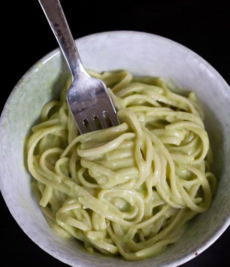 Avocado Alfredo - low in calories and surprisingly high in protein, can be made in under 20 minutes from start to finish!!! https://chocolatecoveredkatie.com/2015/09/17/avocado-alfredo-recipe/ @choccoveredkt Spinach Tomato Pasta, Pasta Creamy, Pasta With Alfredo Sauce, Steamed Veggies, Avocado Health Benefits, Avocado Pasta, Alfredo Recipe, Mashed Avocado, Alfredo Pasta