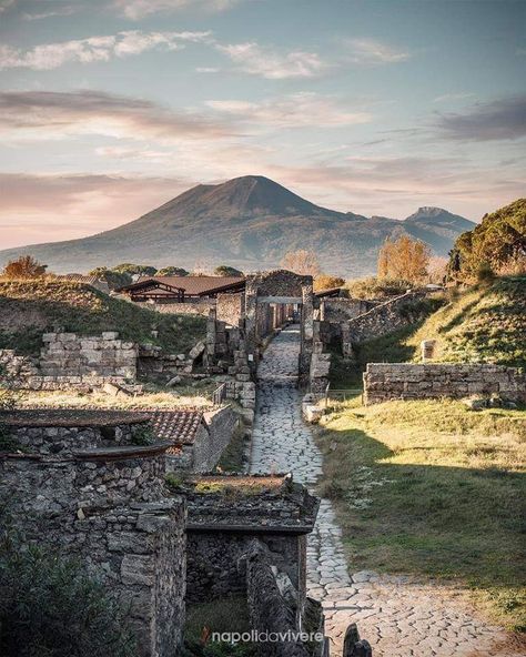 Life In Ancient Rome, Naples Pompeii Italy, Ancient Italy Aesthetic, Pompeii Italy Aesthetic, Pompeii Drawing, Pompeii Aesthetic, Pompeii Pictures, Pompeii Bodies, Herculaneum Italy