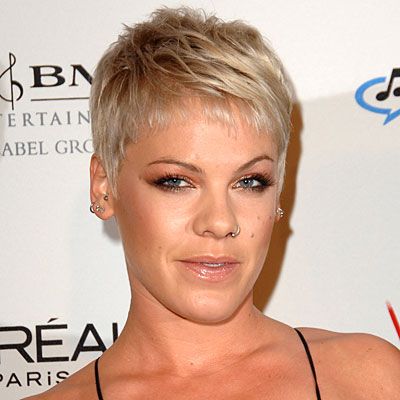 P!nk Hairstyles, Pink's Hair, Pink Haircut, Pink Short Hair, Pompadour Style, Pink Singer, Funky Short Hair, Short Hair Pixie Cuts, Super Short Hair