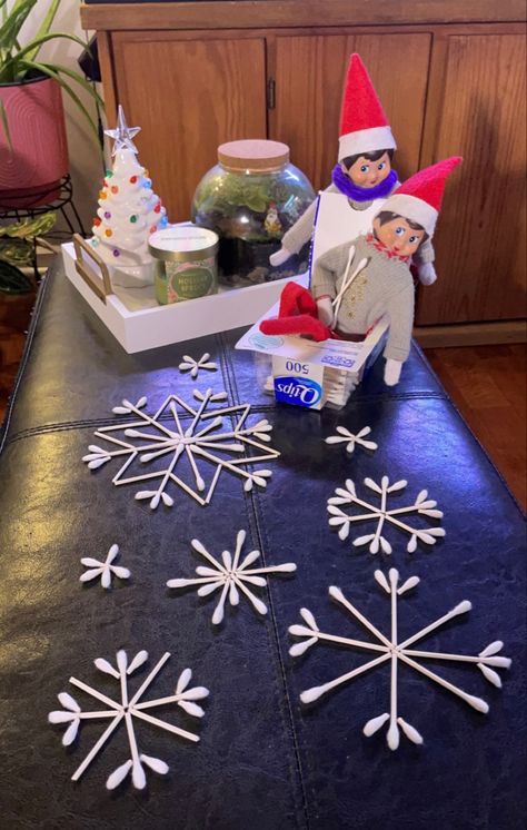 Elf On Shelf Qtip Snowflake, Elf Qtip Snowflake, Elf Snowflake Scene, Elf On The Shelf Qtip Snowflake, Elf On The Shelf Snowflakes, Qtip Snowflakes, Elf Snowflakes, Christian Elf On The Shelf Ideas, Elf Ideas Easy