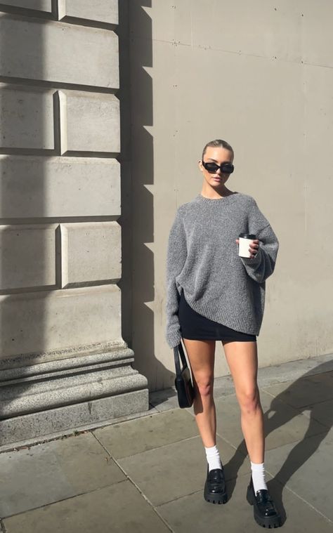 Australian Winter Fashion, Grey Sweater Outfit, Australian Winter, T Shirt Outfits, Look Adidas, California Outfits, Estilo Indie, Preppy Sweater, Skandinavian Fashion