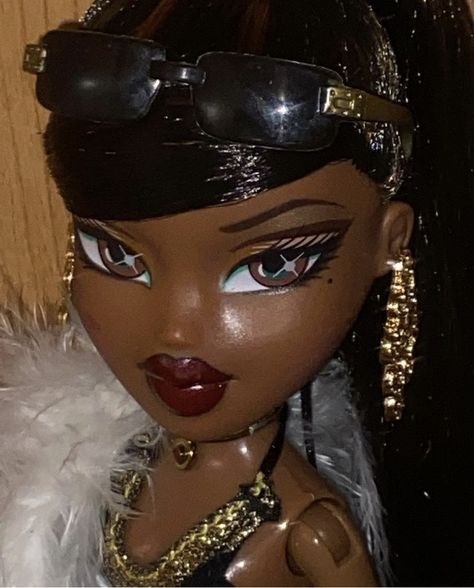 Bratz Icons Aesthetic Sasha, Black Bratz Aesthetic, Bratz Curly Hair, Bratz Sasha Aesthetic, Black Bratz Doll Profile Pic, Brats Doll Outfits, Black Bratz Doll Aesthetic, Sasha From Bratz, Bratz Doll Black