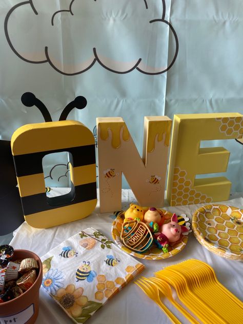 Such a cute sign soelling out the number one for a birthday party! An amazing idea if your edoing bee themed or winnie the pooh! First Bee Day Party Winnie The Pooh, 1st Birthday Honey Bee Theme, It's Fun To Bee One, Sweet As Can Bee 3rd Birthday, Winnie The Pooh Birthday Sign, Cute Signs, Bee Theme, Winnie The Pooh, 1st Birthday