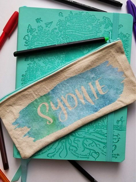 Personalized zipper pouches are perfect for artists who have a lot of markers and pencils. Cricut Chipboard, Diy Pencil Pouch, Cheap Personalized Gifts, Pencil Pouch Diy, Diy Pencil Case, Zipper Pencil Case, Personalized Stuffed Animals, Personalised Gifts Diy, Diy Pencil