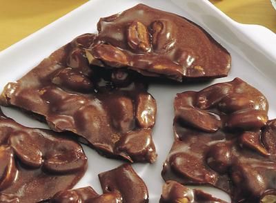 Chocolate Peanut Brittle Recipe, Peanut Brittle Recipe, Brittle Recipes, Chocolate Covered Peanuts, Peanut Brittle, Favorite Dessert Recipes, Homemade Candies, Chocolate Peanuts, Candy Recipes