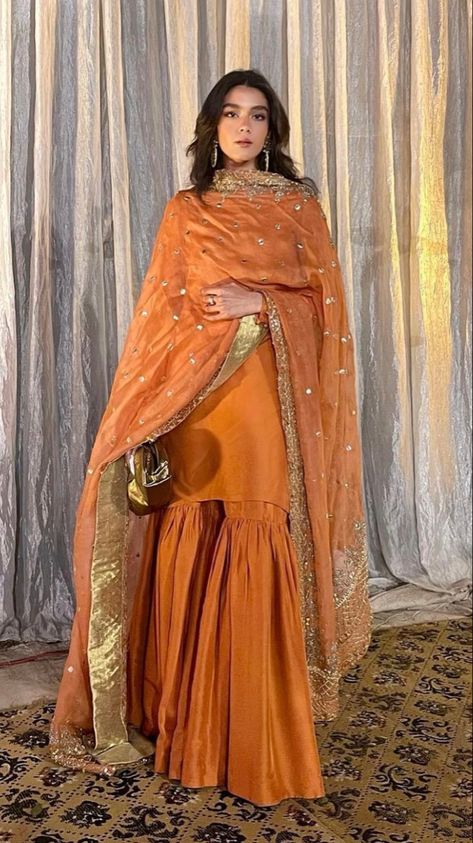 Sharara Designs For Mehndi, Desi Shaadi Outfits, Dholki Clothes, Sharara Suit Designs Latest Wedding, Mehndi Outfit Designs, Mehndi Guest Outfit Pakistani, Desi Clothes Pakistani Outfits, Mehndi Sharara Outfit, Wedding Guest Outfit Pakistani