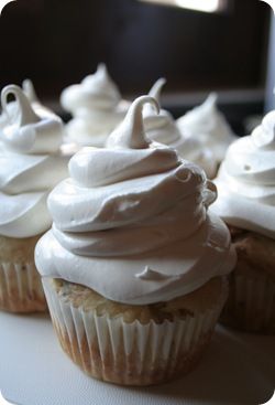 Marshmallow Frosting Recipes, Marshmallow Frosting, White Frosting, Think Food, Cake Frosting, Yummy Sweets, Food Cakes, Frosting Recipes, Eat Dessert