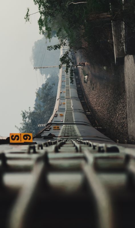 Train Perspective, Travel India Beautiful Places, Photographer Instagram, India Photography, Amazing Places On Earth, Travel Pictures Poses, Image Nature, Train Photography, Photography Basics