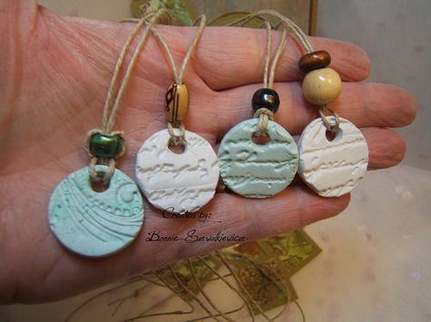 Clay Diffuser, Diy Essential Oil Diffuser, Essential Oil Diffuser Necklace, Essential Oil Necklaces, Pottery Jewelry, Essential Oil Jewelry, Oil Diffuser Necklace, Essential Oils Gifts, Aromatherapy Jewelry