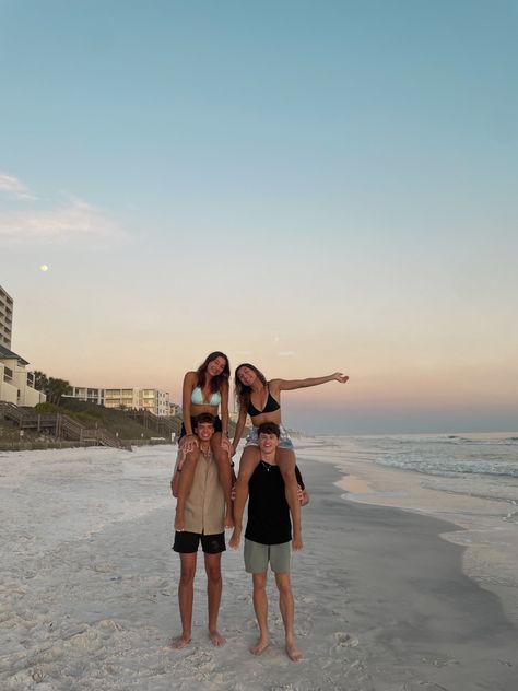 Spring break, friends, sunset, beach photos Double Couple Aesthetic, 2 Couples Friends, Double Date Poses, Cute Double Dates, Spring Break Friends Photo Ideas, Destin Beach Pictures, Spring Break Couples Pictures, Spring Break Aesthetic Party, Florida Spring Break Aesthetic