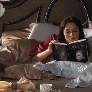 Waldorf Reading, Waldorf Books, Blair Waldorf Aesthetic, Girly Movies, Leighton Meester, Blair Waldorf, Blogger Girl, Queen B, Happy Lifestyle