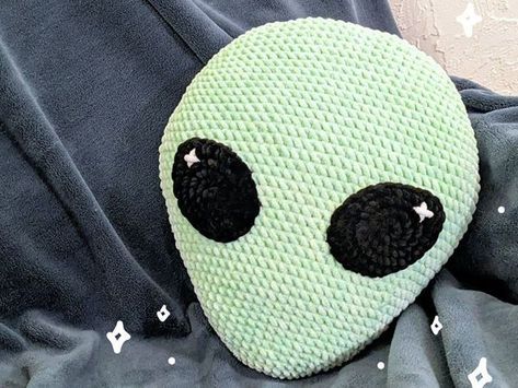 crochet Alien Cushion easy pattern Crochet Alien Pattern Free, Alien Crochet Pattern Free, Alien Crochet Pattern, Rat Crochet, Crochet Spooky, Crochet Alien, Geek Crochet, Alien Crochet, Dragon Braid