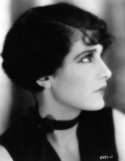 By 1926, Evelyn was an experienced pro and finally was making her way into the front rank of stars. In 1926 she was top billed over a scene stealing Louise ... Evelyn Brent, Silent Film Stars, Silent Movie, Hollywood Walk Of Fame, Silent Film, Vintage Portraits, Vintage Glamour, Silver Screen, Vintage Hollywood