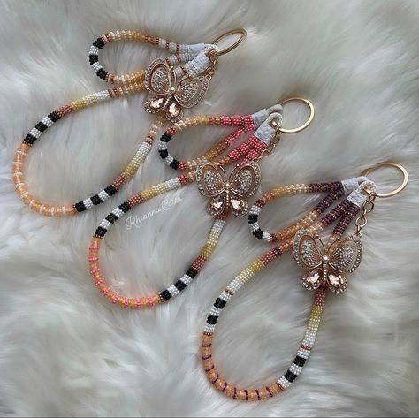 Native Key Chains, Beaded Keychains Native American, Beaded Keychains Patterns, Business Jewelry, Powwow Regalia, Beadwork Ideas, Native Earrings, Native American Beadwork Patterns, Beautiful Beaded Earring