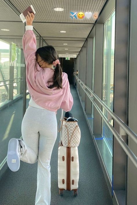 Airport Outfit Pink, Aeroplane Outfit, Flight Outfit Airport Style, Airport Outfit Spring, Travel Outfits For Women, Comfortable Airport Outfit, Best Travel Outfits For Women, Chic Airport Outfit, Airport Outfit Ideas