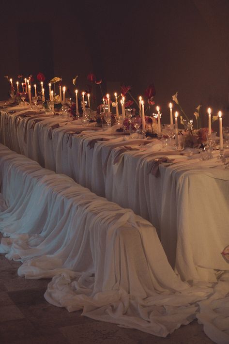 puglia wedding venues Gala Dinner Table Setting, Runway Style Wedding Aisle, Moody Red Wedding, Wedding Table Scape Ideas, White Carpet Wedding, Dark Table Setting, Vampy Wedding, Satin Tablecloth Wedding, Warehouse Wedding Reception