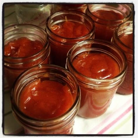 How to make incredibly rich guava jelly just like Abuela's! (EXCLUSIVE RECIPE) | ¿Qué Más? Guava Pastries, Guava Desserts, Guava Pastry, Guava Recipes, Guava Jelly, Guava Jam, Yummy Fruit, Cuban Dishes, Strawberry Guava