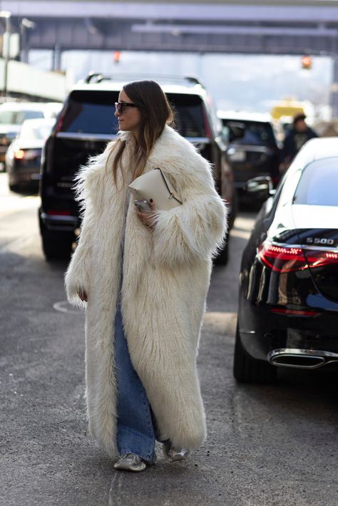 NYFW Street Style Fall 2024: The Best Street Style Looks - FASHION Magazine Streetstyle Outfit 2024, Fur Jacket Street Style, Fur Coat Street Style, Fur Coat Outfits, Big Fur Coat, Denim Top Women, Winter Coat Outfits, Cold Fashion, Street Style Fall