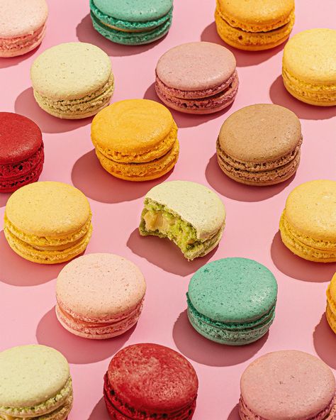 Macaroon Photography Styling, Macaron Photography Ideas Food Styling, Macaroons Photography Ideas, Dessert Photography Aesthetic, Food Photography Sweets, Macaron Food Photography, Sweets Photography Ideas, Macaron Photoshoot, Pastry Product Photography