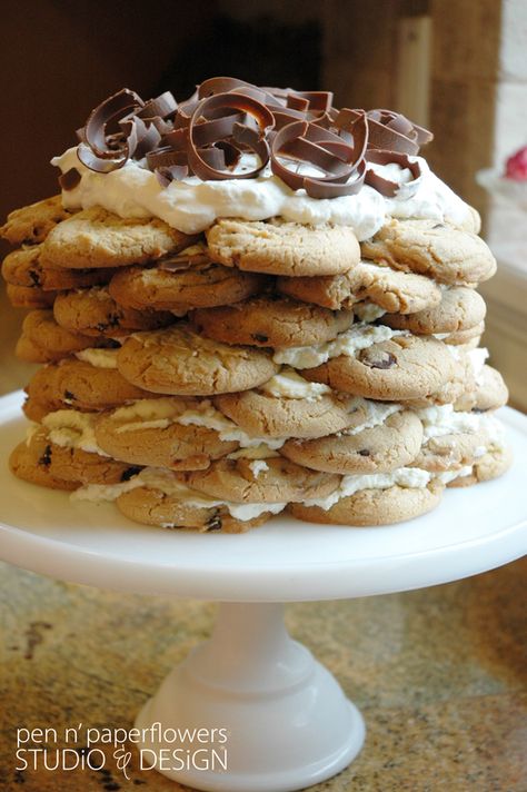 It's a cookie cake! Or should I say its a cake made out of cookies....Literally! Chocolate Cake Icing, Chocolate Chip Cookie Cake, Cookie Brownie Bars, Special Desserts, Traditional Cakes, Icebox Cake, Cake Chocolate, Yummy Sweets, Chocolate Chip Cookie