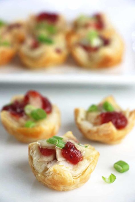 Tasty Turkey Dinner Bites - Eat In Eat Out Turkey Appetizers Finger Foods, Thanksgiving Tapas, Elegant Finger Foods, Turkey Dinner Ideas, Turkey Appetizers, Thanksgiving Tea, Party Food Decor, Appetizer Platter, Finger Foods Party