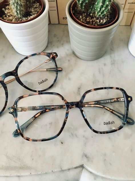 Cute Glasses Frames, Glasses For Face Shape, Classy Glasses, Fancy Glasses, Glasses Inspiration, Funky Glasses, Glasses Trends, Womens Glasses Frames, Trendy Glasses