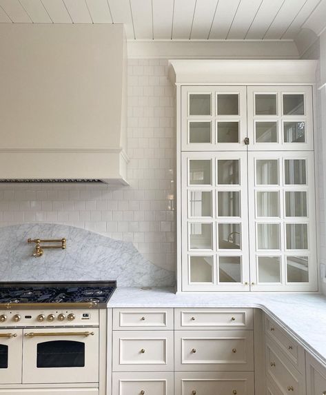 Kitchen Hood Design, Country Colonial, Marble Backsplash Kitchen, Pantry Remodel, Marble Backsplash, Kitchen Ceiling, Kitchen Hoods, Kitchen Corner, Kitchen Diner