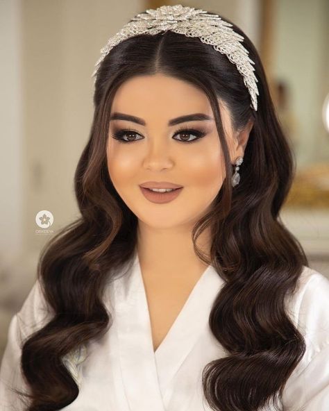 Bridal Makeup Plus Size, Fashion 40s Woman Over 40, Nikah Makeup, Glamorous Wedding Makeup, Fashion 40s, Hair Color Underneath, Silver Hair Clip, Music Instagram, Bridal Hair Inspiration