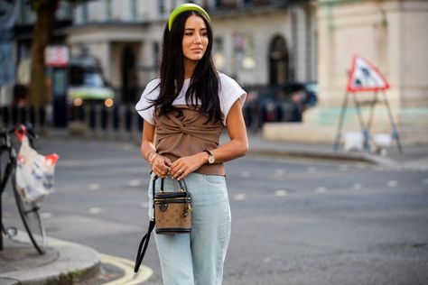 How To Style A Tube Top, Top Over Shirt Outfit, Over Shirt Outfit, Top Over Shirt, Long Tube Top, Sporty Chic Outfits, Tube Top Outfits, Top Bustier, Over Shirt