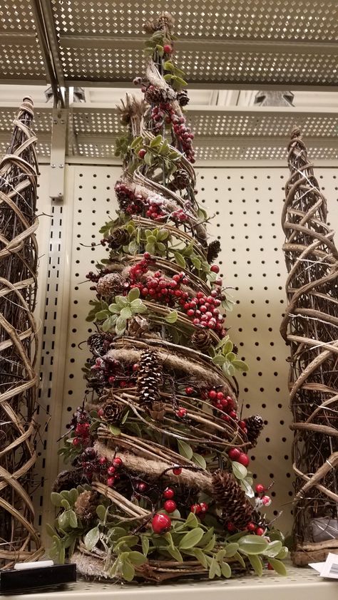 Grapevine Wreath Christmas Tree, Grapevine Christmas Tree Ideas, Grapevine Christmas Trees, Grapevine Christmas Tree, Grapevine On Christmas Tree, Large Twig Christmas Tree, Christmas Tree With Grapevine Garland, Natal Natural, Creative Christmas Trees