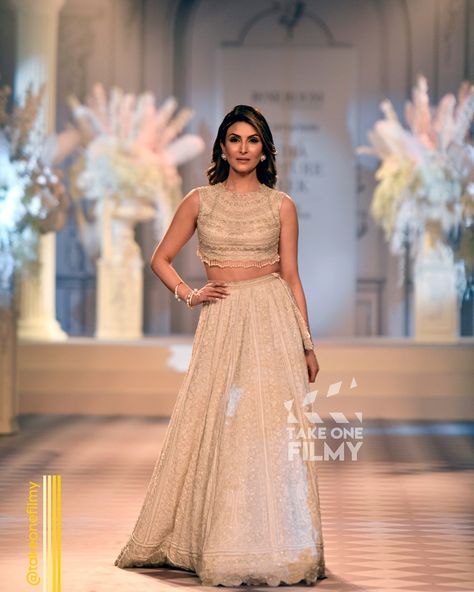 Riddhima Kapoor Sahni showcases the creation of designer Isha Jajodia as she walks for the Rose Room at the Fashion Design Council of India’s (FDCI) India Couture Week 2024, in New Delhi 📍How beautiful does she look? 😍 Riddhima Kapoor Sahni, Riddhima Kapoor, Ramp Walk, Ranbir Kapoor, Couture Week, Stage Design, New Delhi, The Rose, How Beautiful