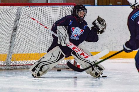 Ice Hockey Goalie, Hockey Crafts, Hockey Goal, Goalie Gear, Hockey Drills, Hockey Girlfriend, Boys Hockey, Hockey Kids, Youth Hockey