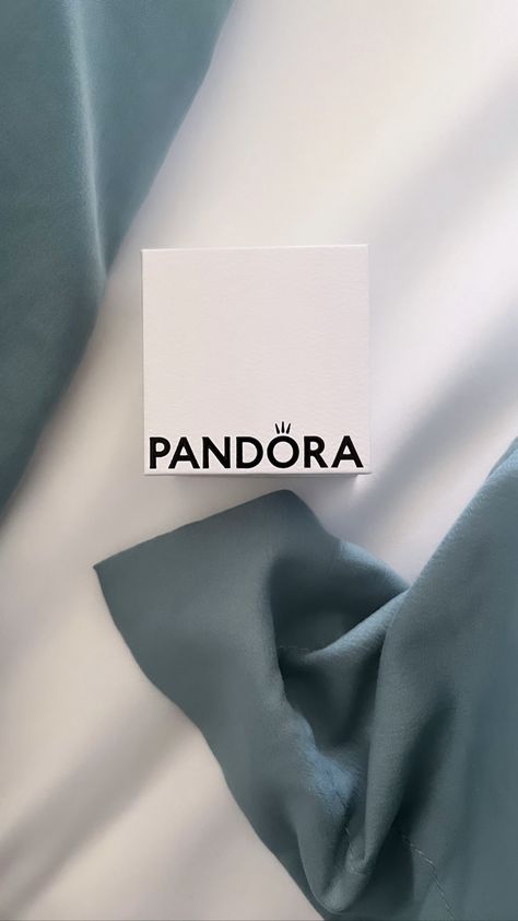 Jewelry Aesthetic Luxury, Pandora Aesthetic, Ring Photoshoot, Jewelry Gift Ideas, Aesthetic Luxury, Jewelry Aesthetic, Gift Ideas For Her, Pandora Rings, Rings Jewelry