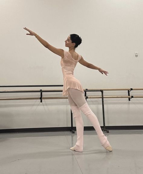 Ballet Stretches Aesthetic, Ballet Training Aesthetic, Adult Ballet Aesthetic, Adult Ballet Class Aesthetic, Beginner Ballet Aesthetic, Ballerinacore Outfits, Bailarina Aesthetic, Ballet Outfit Aesthetic, Ballet Girl Aesthetic