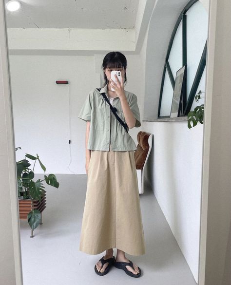 Retro Outfits Japanese, Short Ppl Outfits, Minimalist Japanese Outfit, Japanese Modest Outfit, Muji Outfit Style Women, Japanese Minimalist Outfit, Normcore Summer Outfits, Japanese Skirt Outfits, Japanese Outfits Summer