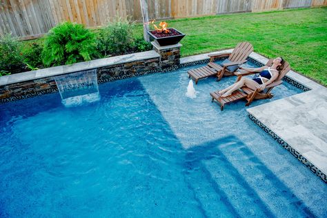 Do your relaxing the right way in a stunning marble accented pool complete with sun shelf. http://www.anthonysylvan.com/browse-pools-spas/pool-designs/geometric-pool-designs/ Custom Inground Pools, Inground Pool Designs, Living Pool, Pools Backyard Inground, Pool Pool, Diy Swimming Pool, Pool Swimming, Pool Installation, Backyard Pool Landscaping